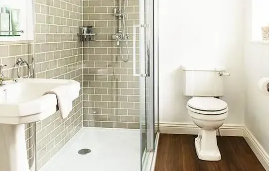 越来越多的人选择在卫生间装木地板，不但不摔跟头，还比瓷砖好用(图1)