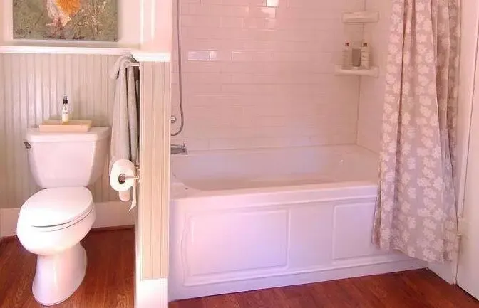 越来越多的人选择在卫生间装木地板，不但不摔跟头，还比瓷砖好用(图3)