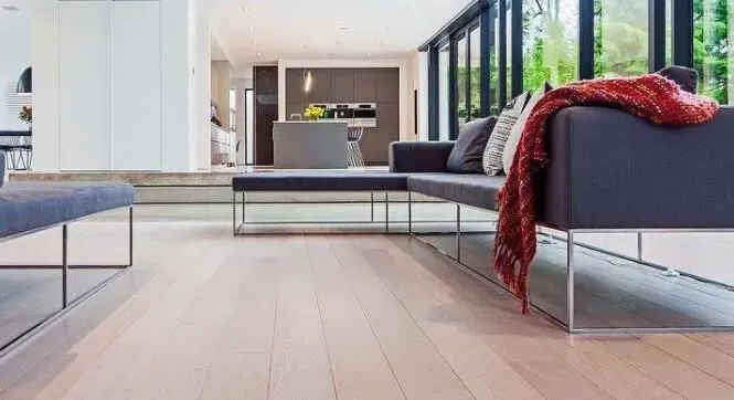 师傅告诉我地板斜铺个性又美观，看弄完看了看费用清单，真的傻眼