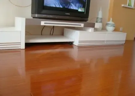 强化复合地板和实木复合地板哪个好 强化复合地板颜色的搭配技巧