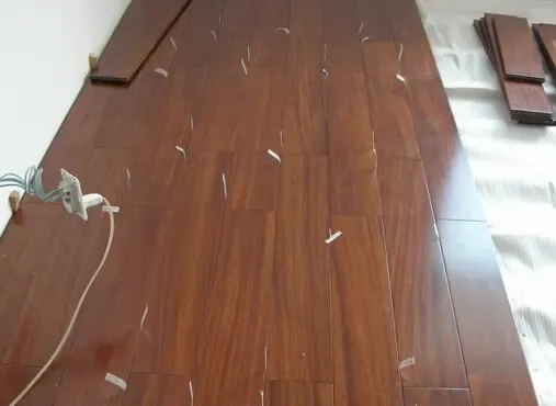 实木地板和强化地板的区别?实木和强化哪种地板好? 