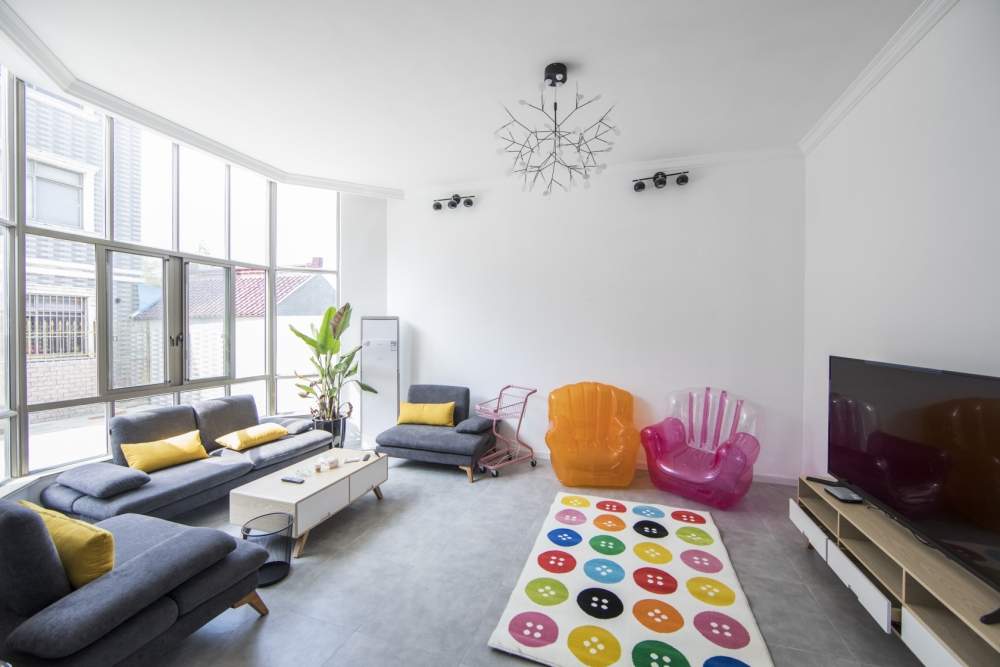 邻居居然用水泥当地板，怎么会有这样的装修？我真是长见识了。