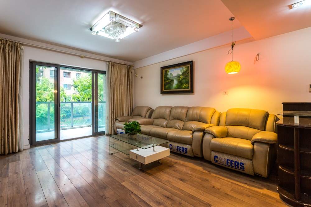 想拥有明星一样的家，师傅说需要从铺地板开始！