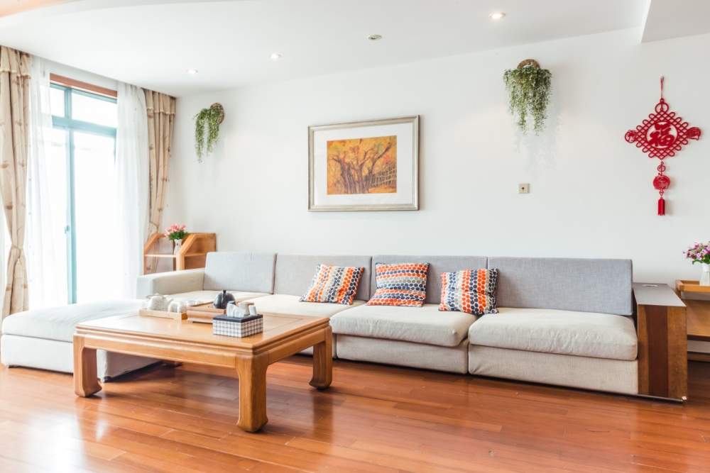 小萍家的地板离地有多高？地板的铺贴有哪些注意事项？