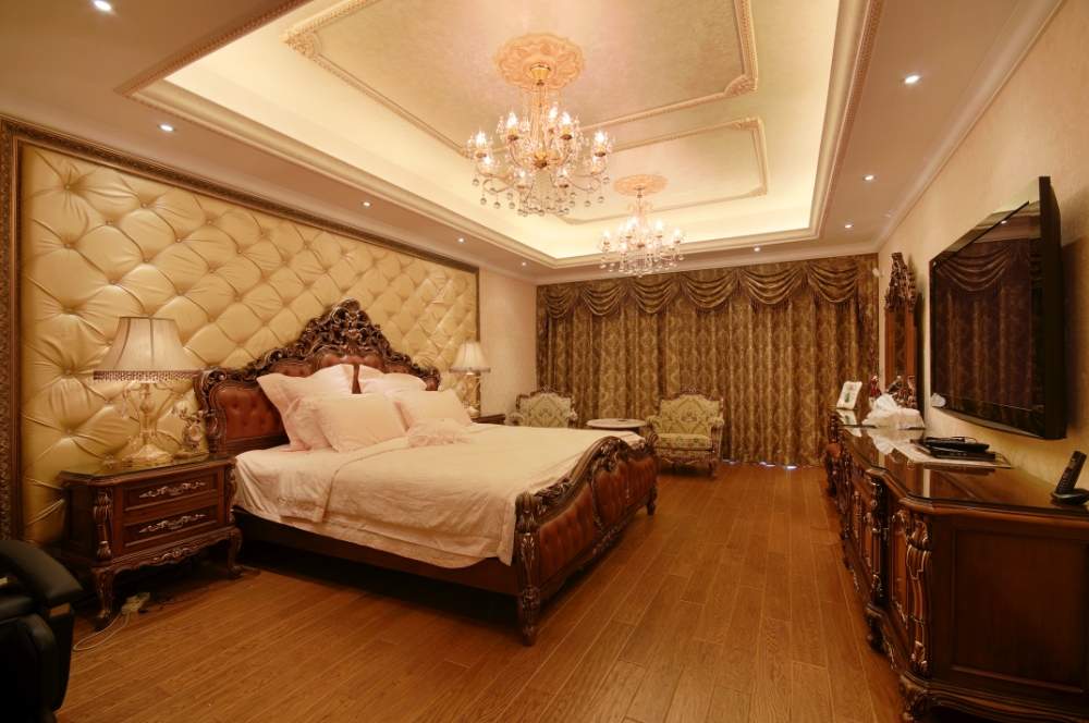 新房是先装门还是先装地板？多亏老师傅好心劝告，差点做错了