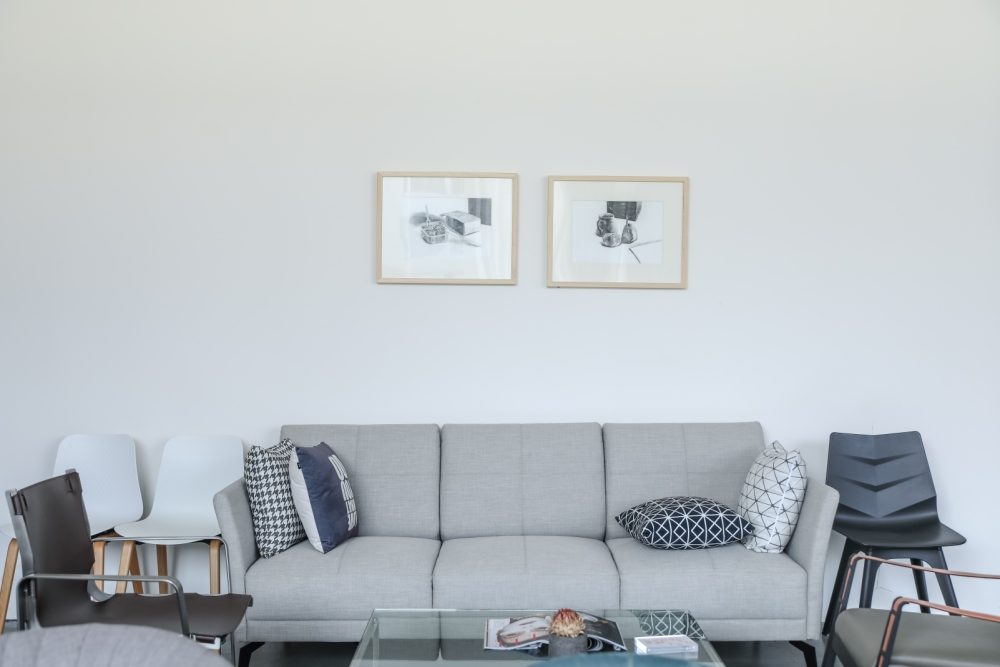 客厅装修铺地板好还是铺瓷砖好？看完我终于不再纠结了！