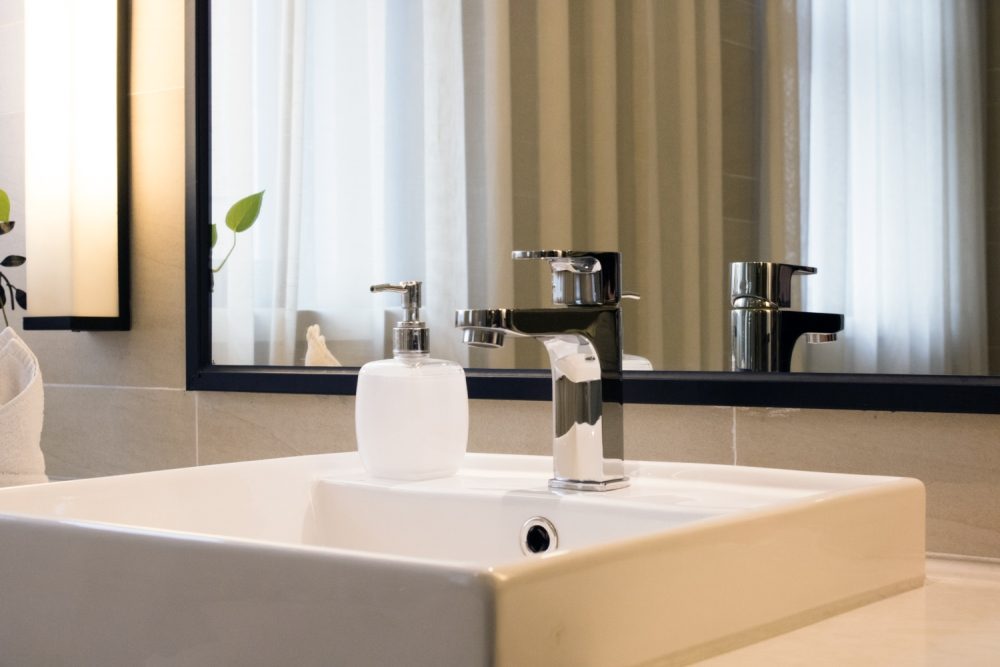 家里铺实木复合还是强化地板好？别傻傻再被商家忽悠了