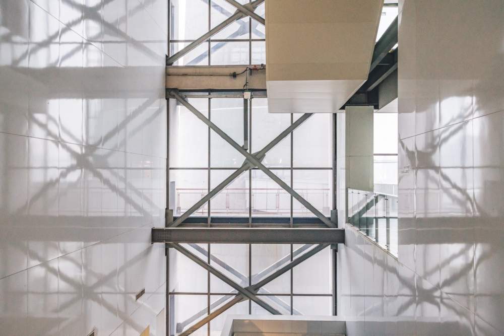 家里铺实木复合还是强化地板好？别傻傻再被商家忽悠了