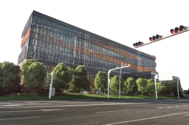 网传哈尔滨一住宅楼楼体开裂,楼体倾斜的原因是什么?(图1) 网传哈尔滨一住宅楼楼体开裂,楼体倾斜的原因是什么?(图1)