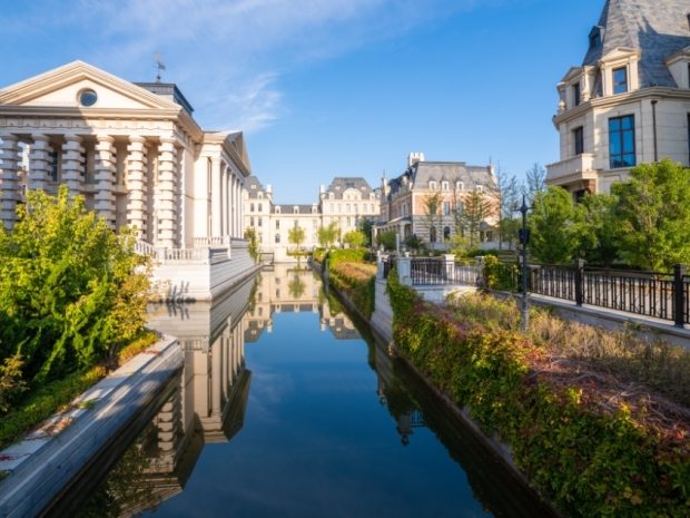 南宁一小区围墙被暴雨冲垮,暴雨对房地产影响有多大?(图1)