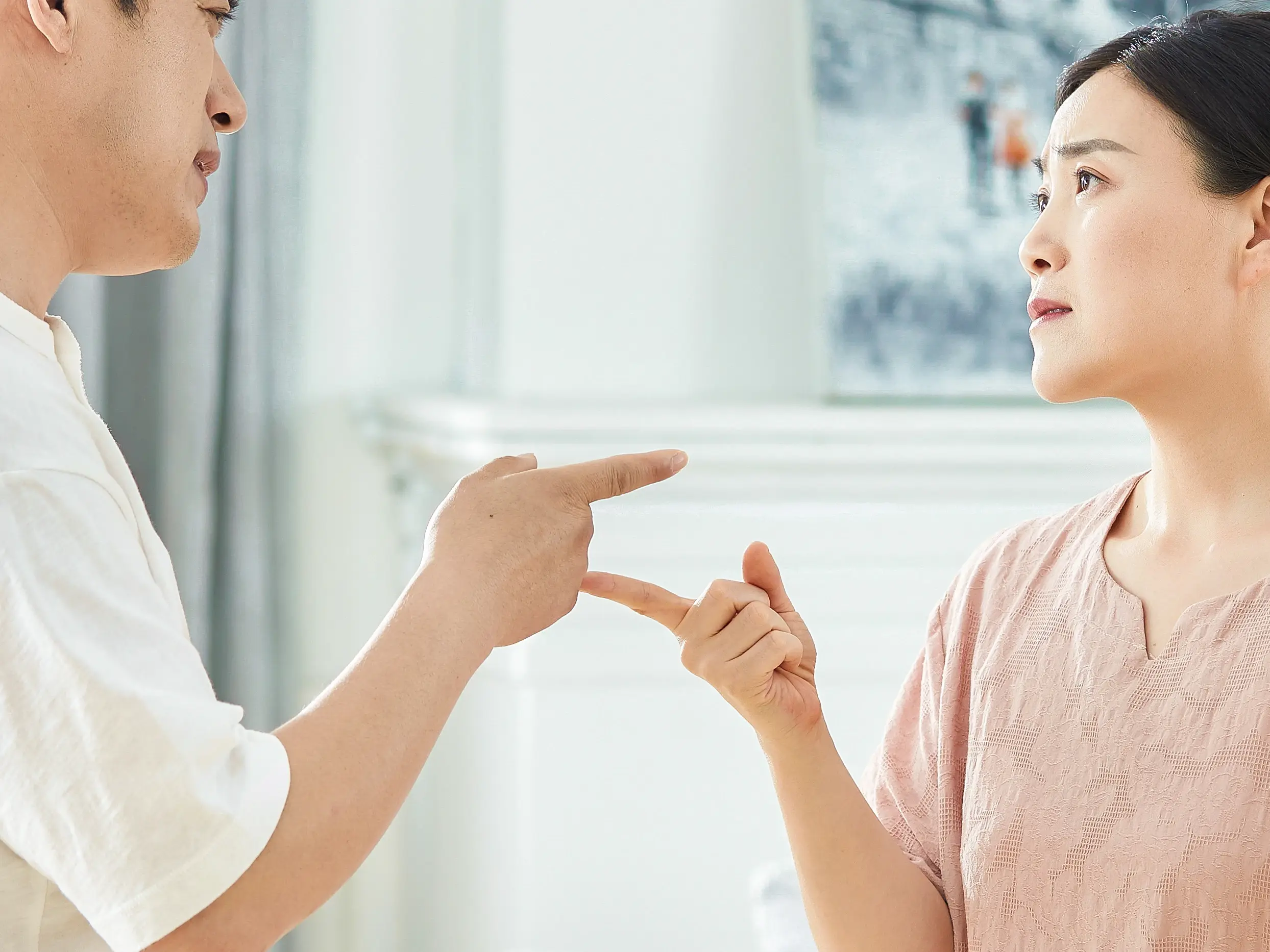 男子离婚要求分割女方父母所赠房产,婚后父母赠予的房离婚怎么分(图1)