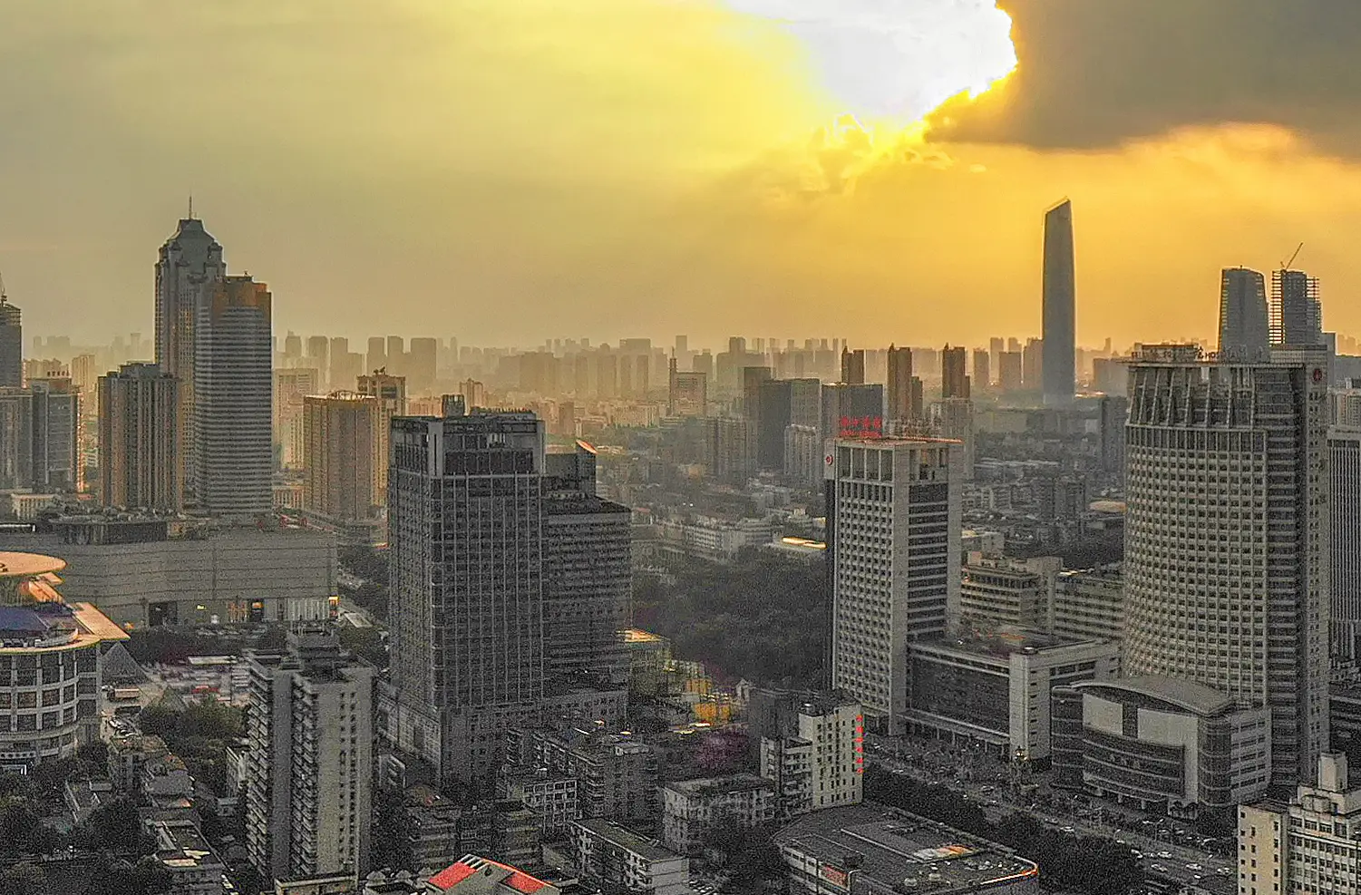 楼市新政后 部分楼盘“人山人海”,热销楼盘未来更容易升值吗?(图1)