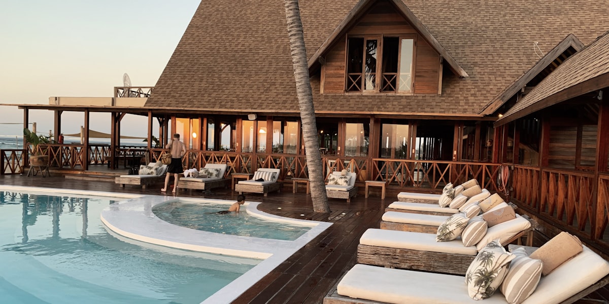 古代驿站与现代酒店建筑对比